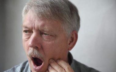 老人常年口腔溃疡没放在心上，竟恶化为口腔癌